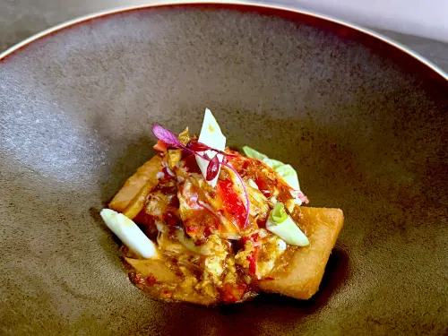 ▲豪邁大啖「獅城香辣鱈場蟹芙蓉」十分爽口。（圖／記者蕭涵云攝）