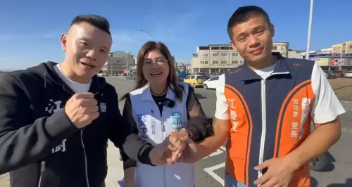 麥玉珍牽手江和樹！考察選區「麥麥很感動」　支持者喊選市長
