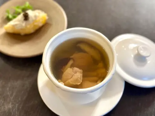 ▲熱燙「黨參花菇燉雞盅」一喝暖身。（圖／記者蕭涵云攝）