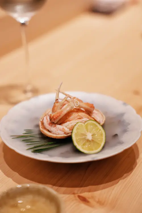 ▲台北嘉佩樂酒店板前無菜單日本料理「Mizue」節慶套餐，引進日本北陸冬季限定珍饈香箱蟹。（圖／台北嘉佩樂酒店 capellahotels.com）