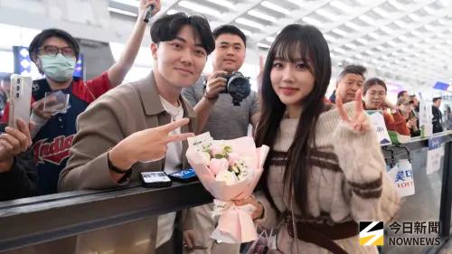 ▲現場聚集3-40名粉絲等待姜秀京（右）、姜秀智，甚至有粉絲獻上花朵，讓姊妹2人都十分開心。（圖／記者張一笙攝）