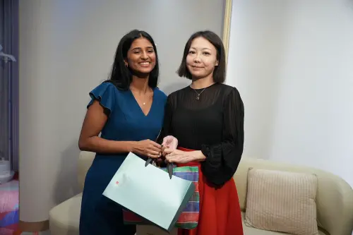 ▲美國Z世代網路安全領導者Kyla Guru（右）接受NOWNEWS專訪，由NOWNEWS副總編輯詹凌瑀贈送「台味」伴手禮致意。（圖／記者王郁勳攝）