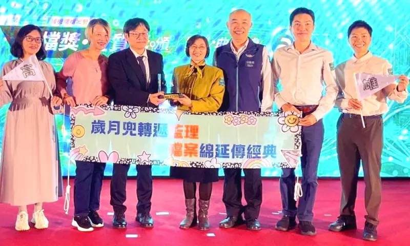 ▲交通部公路局高雄區監理所獲國家發展委員會檔案管理局金檔獎之殊榮，由高雄區監理所所長馮靜滿(中)代表接受國家發展委員會主任委員葉俊顯(左3)頒發獎牌表揚。(圖／高雄區監理所提供)