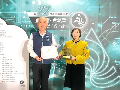 ▲高雄區監理所所長馮靜滿(右)與交通部公路局主任秘書林義勝(左)共享金檔獎之殊榮。(圖／高雄區監理所提供)