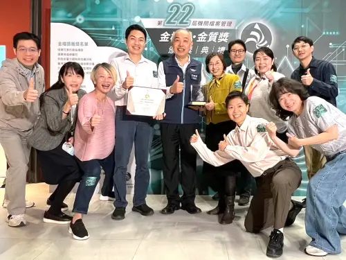 ▲交通部公路局主任秘書林義勝(左5)與高雄區監理所所長馮靜滿(左6)率領的檔案團隊分享金檔獎之殊榮。(圖／高雄區監理所提供)