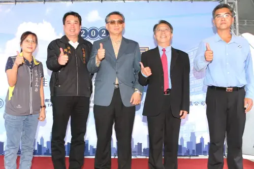 ▲台灣國際造船公司舉行船佳堡集合住宅建案上樑儀式，小港區區長周益堂、松山里里長王美華等地方人士與會。(圖／台灣國際造船公司提供)