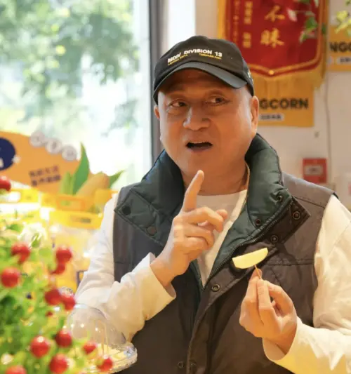 ▲67歲的湯鎮業，外表跟年輕時大不相同，近日在超市被撞見一直在試吃水果，再一次讓觀眾感到衝擊。（圖／摘自香港01）