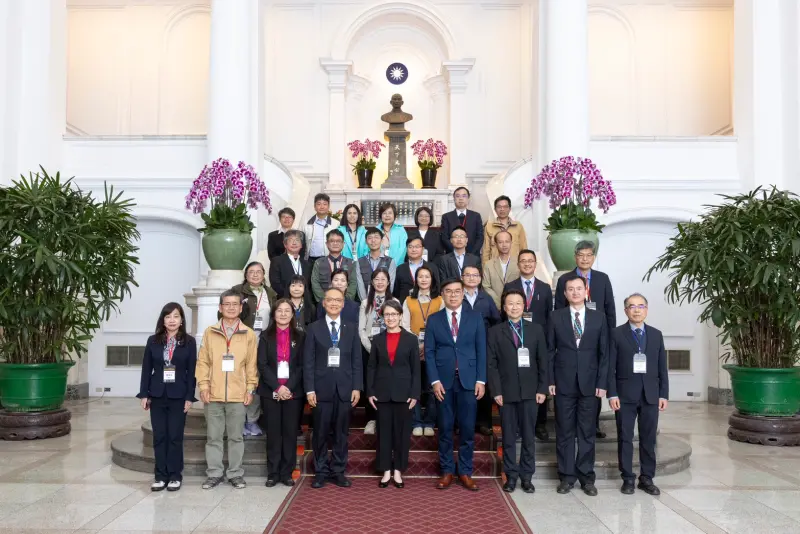 ▲海豐濕地獲獎赴總統府接受肯定，並與蕭副總統合影留念。（圖／總統府提供）