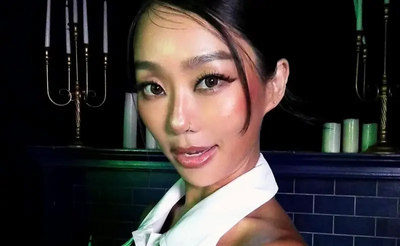 ▲韓國女團SISTAR 35歲成員孝琳小時候曾因膽道閉鎖症開刀，卻曾因為對疤痕感到自卑刺了一個十字架在上面，後來這也成了她的力量來源。2017年團體解散後，女神成立個人公司bridʒ娛樂持續發光。（圖／翻攝自IG@xhyolynx）