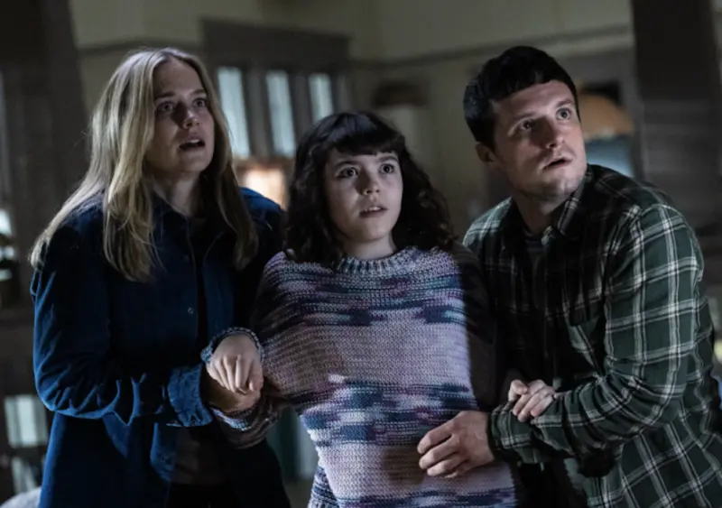 ▲《飢餓遊戲》系列男主角喬許哈契森（右），回歸《佛萊迪餐館之五夜驚魂2》，北美首映票房再創紀錄，也擠下上週冠軍《動物方城市2》，成為美國賣座排行榜的新霸主。（圖／UIP提供）