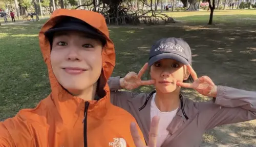 朴寶劍與惠利共遊高雄！騎Ubike朝聖「寶劍樹」私遊合照CP感爆棚
