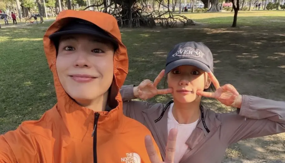 朴寶劍與惠利共遊高雄！騎Ubike朝聖「寶劍樹」私遊合照CP感爆棚