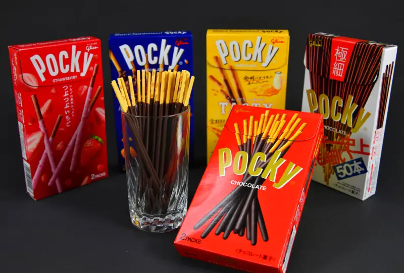 ▲日本零食巨頭「格力高」（グリコ，Glico）8日宣布，因原料可可豆吸收到辛香料氣味，導致產品味道偏差，雖無食安疑慮，但仍自主召回20項、共約600萬件商品。圖為格力高產品Pocky巧克力棒，資料照。（圖／美聯社／達志影像）