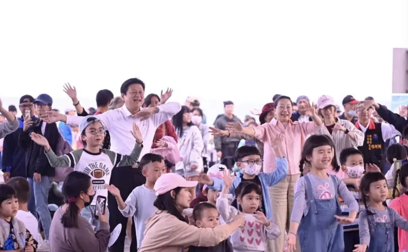 ▲花蓮縣長徐榛蔚與立法委員傅崐萁府出席「浪愛一起走」健走嘉年華。（圖／花蓮縣政府提供）