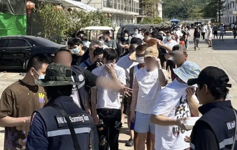 ▲緬甸克倫民族聯盟攻入妙瓦底的詐騙園區後，部分人選擇撤離，但仍有大批人堅持留下。（圖／翻攝自克倫民族聯盟）