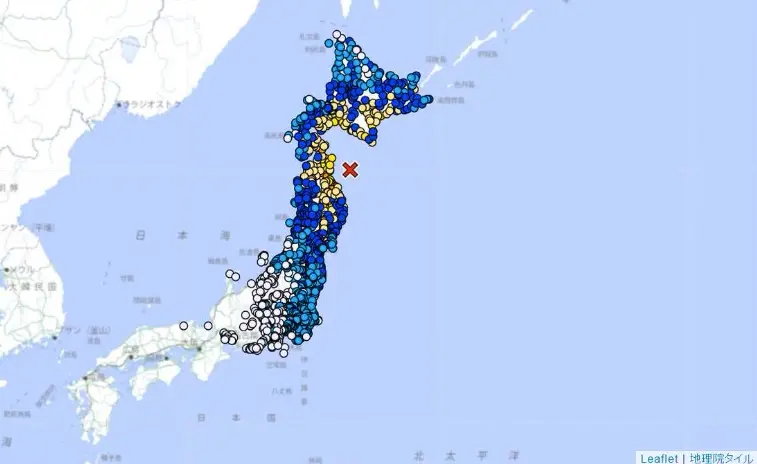▲日本青森縣外海8日晚間發生芮氏規模7.6強震，多地震度達到6強，當地氣象廳也立刻發佈海嘯警報。（圖/日本氣象廳）