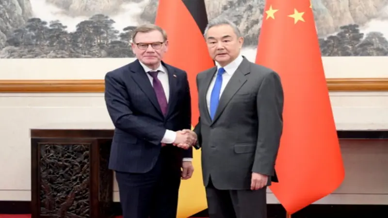 ▲中國外交部長王毅8日在北京與德國外交部長瓦德富爾（Johann Wadephul）會晤，再次提到近期中日之間、圍繞台灣議題的爭端。（圖／翻攝自中國外交部官網）