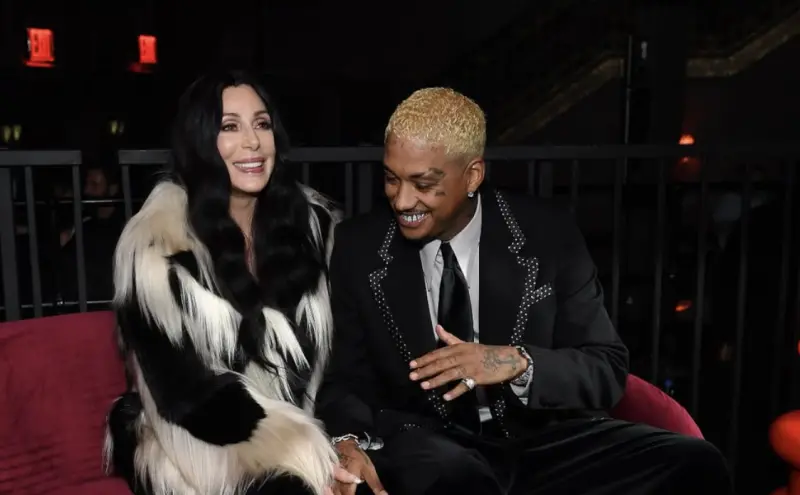 ▲79歲雪兒（左）想在明年5月80大壽時，和小40歲男友亞歷山大結婚，絲毫不在意外界眼光。（圖／翻攝自IG@cher）