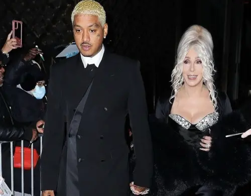 ▲雪兒（左）和小40歲男友亞歷山大感情甜蜜。（圖／翻攝自IG@cher）