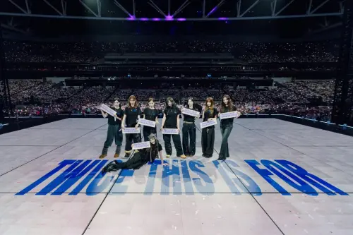 ▲TWICE全員身穿黑色登上香港巡迴演唱會舞台。（圖／翻攝自TWICE IG）