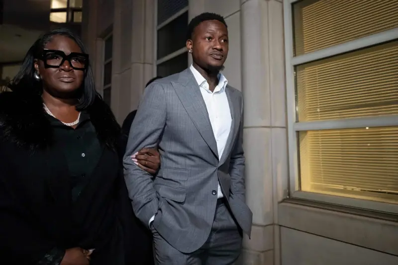 ▲NBA邁阿密熱火後衛羅齊爾（Terry Rozier）本季捲入非法賭博案，涉嫌操控比賽內容，今（9）日他於美國紐約出庭，對於聯邦政府指控的電匯詐欺與洗錢指控，羅齊爾拒不認罪，最終以最終以300萬美元交保（約合新台幣9300萬）。（圖／美聯社／達志影像）