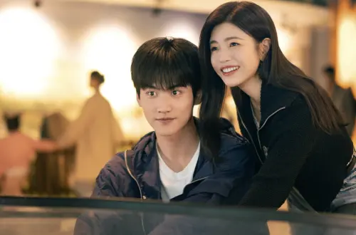 ▲周柯宇（左）被陳妍希帶回城市裡讀書，對她產生不一樣的感情。（圖／翻攝自微博@電視劇狙擊蝴蝶）