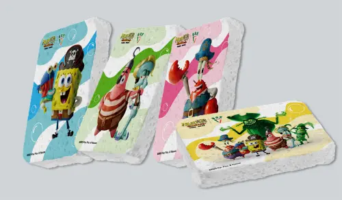 ▲拿坡里聯名《海綿寶寶》套餐，送「海綿寶寶木漿海綿」周邊。（圖／拿坡里 0800076666.com.tw）