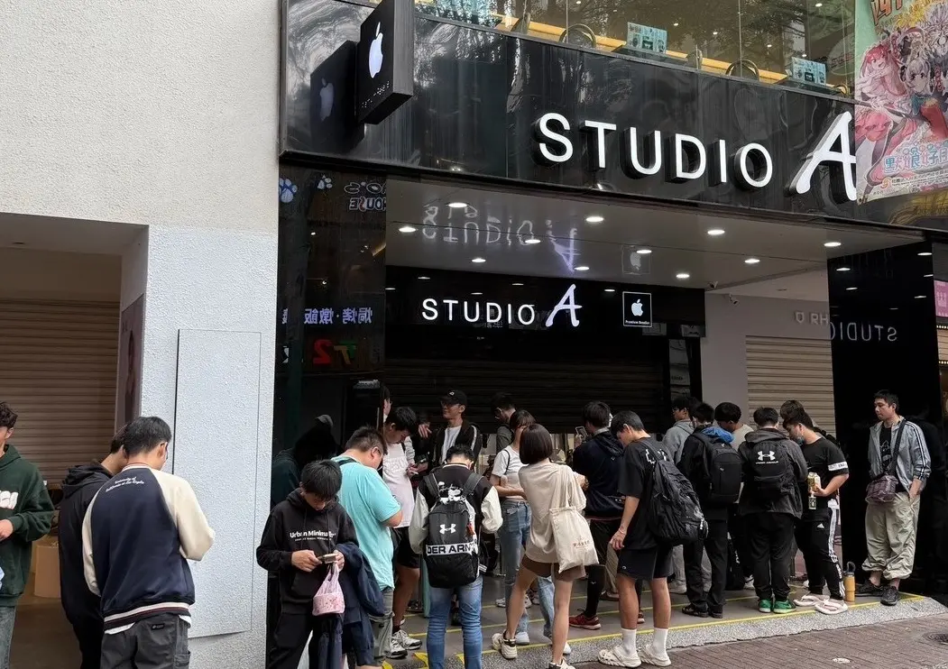 ▲STUDIO A將在12月12日舉辦認證二手機特賣會，最低可用4500元買到iPhone，每年都吸引滿滿的排隊人潮。（圖為資料照片，圖／官方提供）