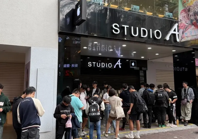 ▲STUDIO A將在12月12日舉辦認證二手機特賣會，最低可用4500元買到iPhone，每年都吸引滿滿的排隊人潮。（圖為資料照片，圖／官方提供）