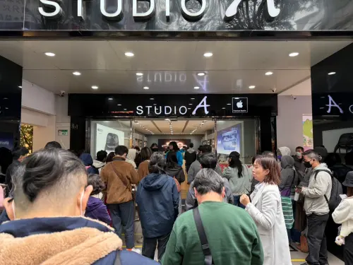 ▲STUDIO A將在12月12日舉辦認證二手機特賣會，最低可用4500元買到iPhone，每年都吸引滿滿的排隊人潮。（圖／官方提供）