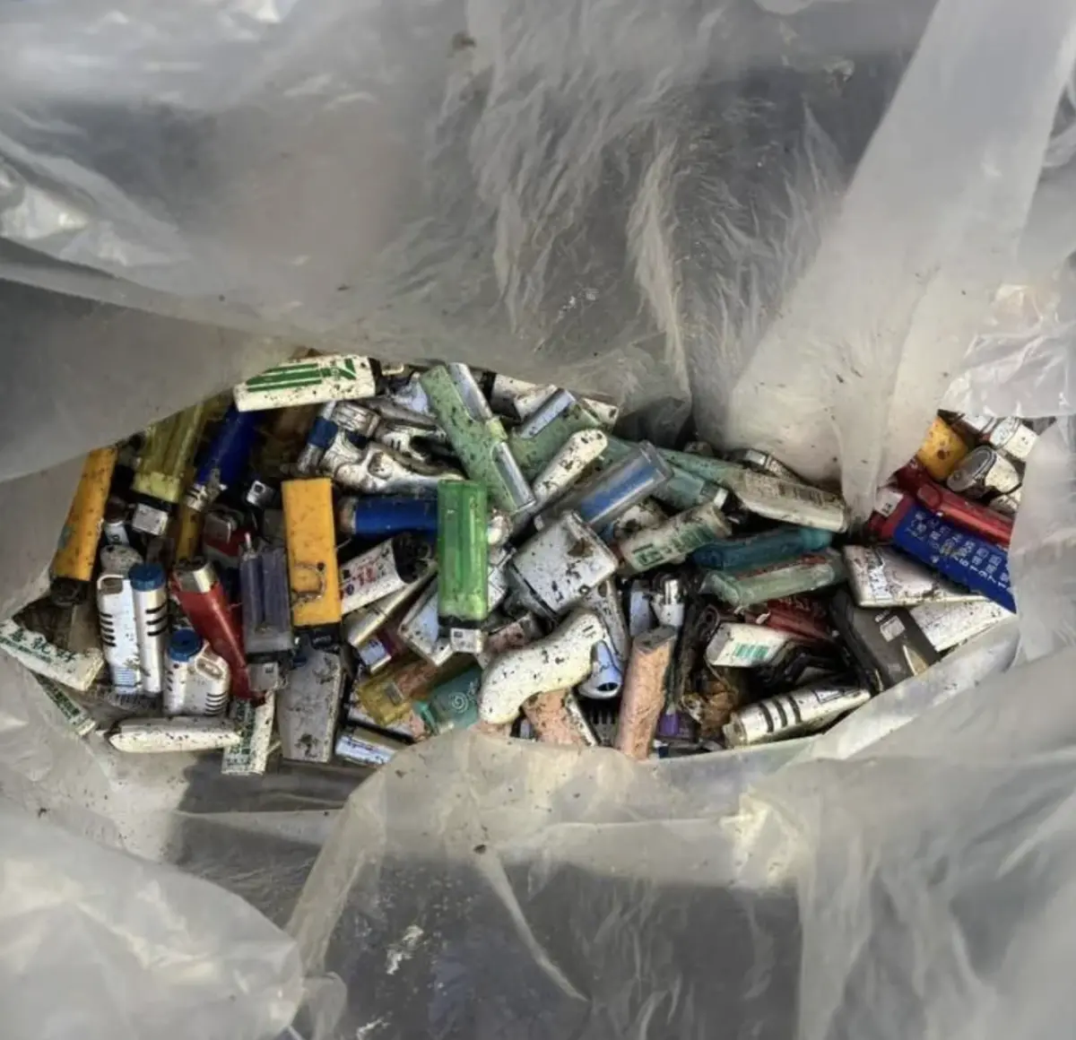 別亂丟！彰化垃圾車突冒煙起火 清潔隊員檢查驚見100支打火機