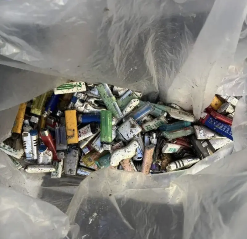 ▲100多個打火機，被丟進垃圾車內，導致垃圾車斗瞬間爆出火花。（圖／翻攝畫面）