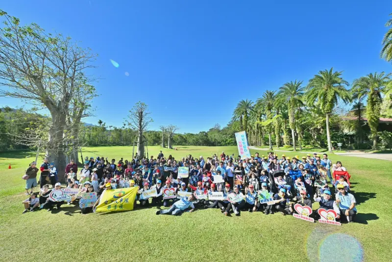 ▲新北特教家庭日邁入13年，80組家庭走進綠世界親近自然。透過動物互動與親子體驗，在自然裡學習、在陪伴中成長，留下溫暖又療癒的親子時光。（圖／新北市政府教育局提供）