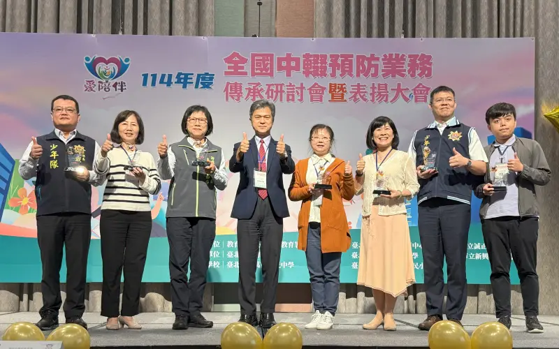 ▲彭富源署長頒發績優單位(機關)：中和、土城、永和區公所強迫入學委員會與市警局少年警察隊。（圖／新北市政府教育局提供）