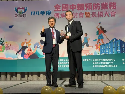 ▲彭富源署長頒發績優人員：景新國小陳志昌主任。（圖／新北市政府教育局提供）