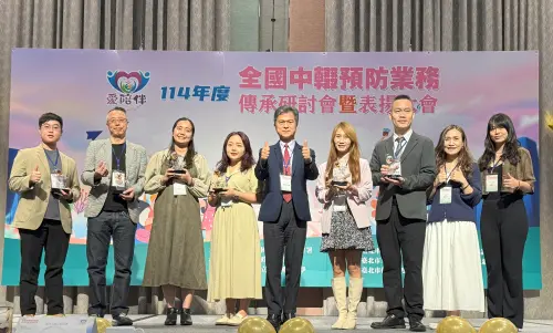 ▲彭富源署長頒發績優單位(學校)：丹鳳高中、正德國中、鳳鳴國中。（圖／新北市政府教育局提供）