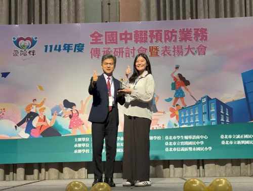 ▲彭富源署長頒發績優人員：劉可微社工師。（圖／新北市政府教育局提供）