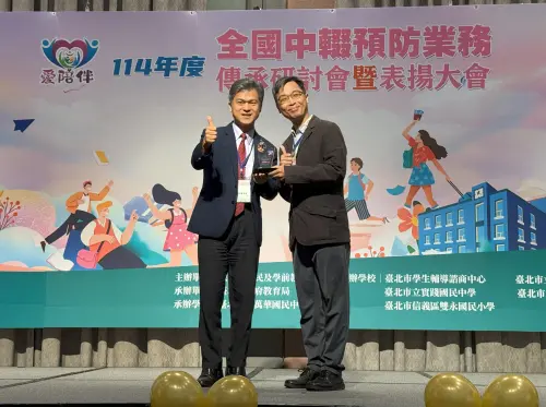 ▲彭富源署長頒發績優人員：永福國小鄭博元主任。（圖／新北市政府教育局提供）