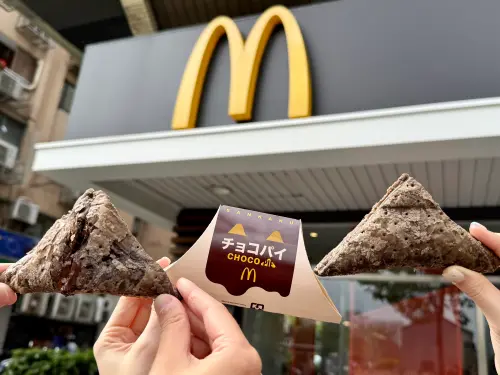 ▲麥當勞「巧克力三角派」單點50元，明天開賣、限量售完為止。（圖／記者蕭涵云攝）