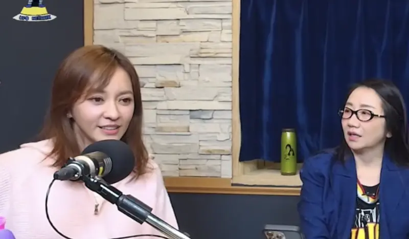 ▲陳意涵（左）背著破包參加貴婦媽媽聚會，結果因為認不出愛馬仕包鬧笑話。（圖／翻攝自YT 飛碟聯播網）