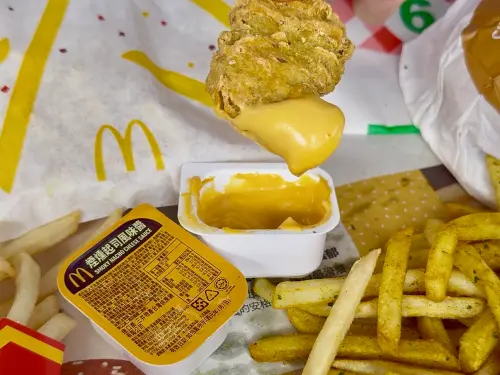 ▲麥當勞新品「咖哩辣味麥克雞塊」沾取「煙燻起司風味醬」，推薦喜歡重口味的人嚐鮮。（圖／記者蕭涵云攝）
