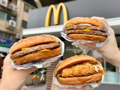 ▲麥當勞「咖哩風味漢堡系列」也開吃。（圖／記者蕭涵云攝）