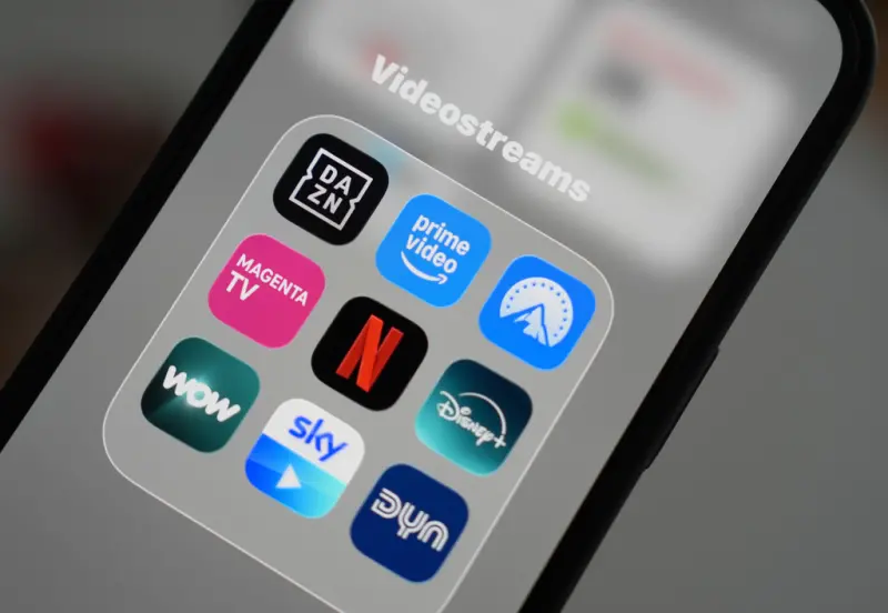 ▲都有串流服務的Netflix（中）與派拉蒙（右上）爭奪收購華納兄弟探索的戰爭，又有新的變化，派拉蒙出狠招阻攔已達成協議的Netflix，祭出1084億美元、全現金交易的誘人條件。（圖／美聯社／達志影像）