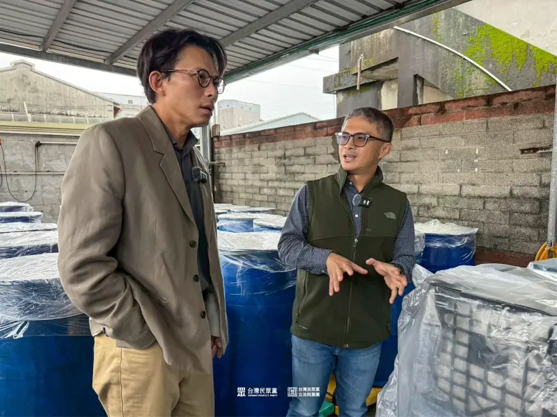 ▲民眾黨立院黨團總召黃國昌走訪雙北最大、位於新北市汐止的營養午餐團膳廚房。（圖／民眾黨立院黨團提供）