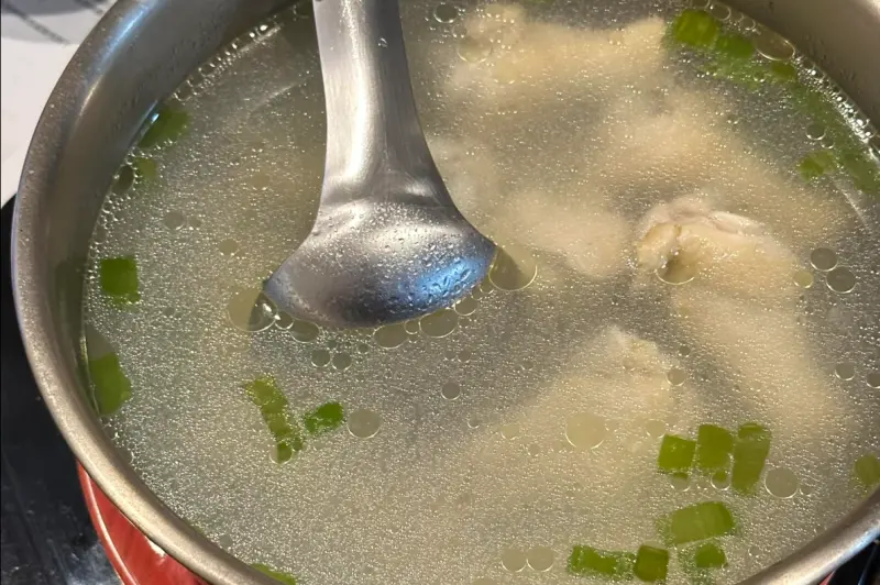 ▲有民眾在煮雞湯時，發現成品「湯的顏色混濁」，吃起來肉也有點柴，好奇問題究竟出在哪？對此，雞肉攤老闆解釋，主要原因在於川燙雞肉時沒有冷水下鍋。（示意圖／家常菜）