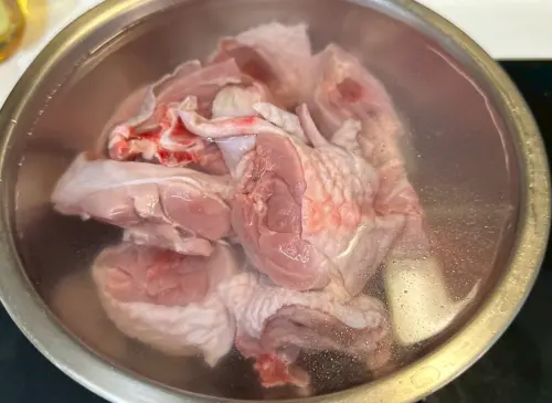 ▲川燙雞肉時建議「冷水下鍋」，讓雞肉跟水一起慢慢加熱，血水與雜質會自然排出，浮到表面即可撈出。（示意圖／家常菜）
