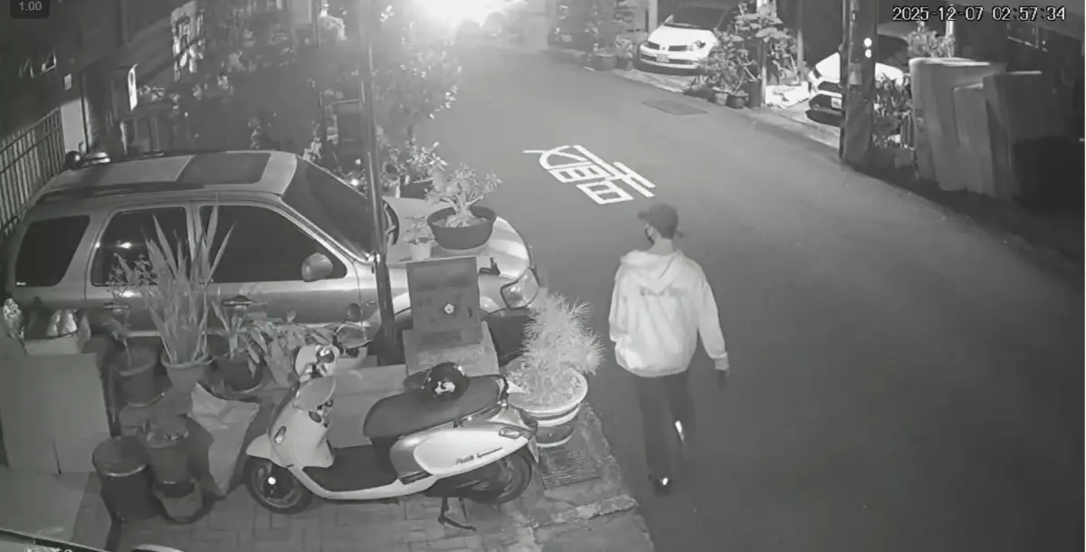 ▲年輕竊賊尋找下手目標時，習慣將左手插進外套口袋。（圖／江和樹提供，2025.12.09）