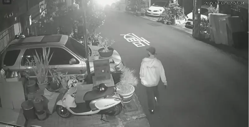 ▲年輕竊賊尋找下手目標時，習慣將左手插進外套口袋。（圖／江和樹提供，2025.12.09）