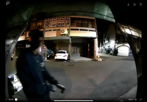 ▲民眾接力上傳住家監視器畫面，圖為今天凌晨他站在民宅前「觀察」。（圖／江和樹提供，2025.12.09）