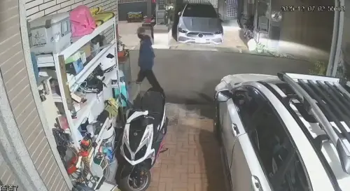 ▲年輕竊賊偷竊時引起狗吠，臨走時依依不捨回頭望。（圖／江和樹提供，2025.12.09）